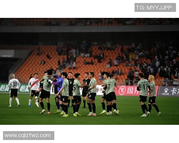 足球明星观战NBA遭遇尴尬瞬间引发热议球迷反应不一 足球明星观战NBA遭遇尴尬瞬间引发热议球迷反应不一